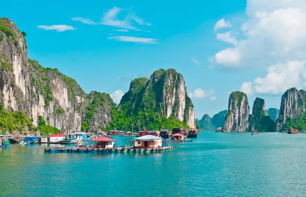 Floating village in Halong Bay — Stock Photo, Image