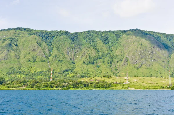 Lago Toba e montanhas circundantes em Sumatra — Fotografia de Stock