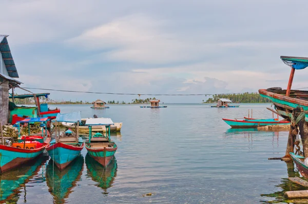 Pueblo pesquero flotante en el archipiélago de Banyak — Foto de Stock