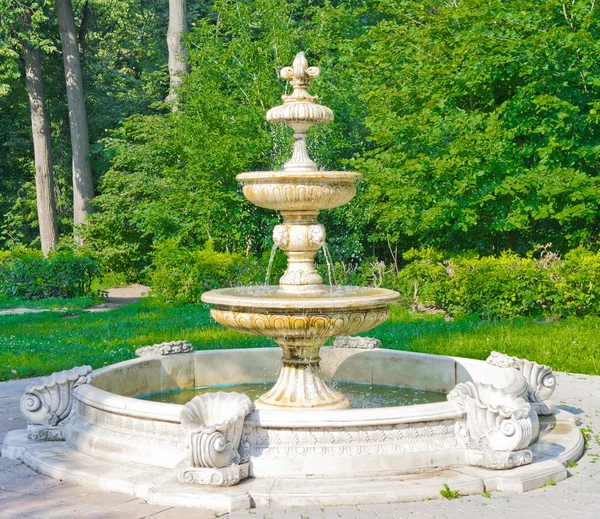 Oude fontein in kuzminki park, Moskou — Stockfoto