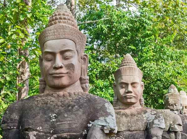 Kivi kasvot Angkor Wat Area — kuvapankkivalokuva