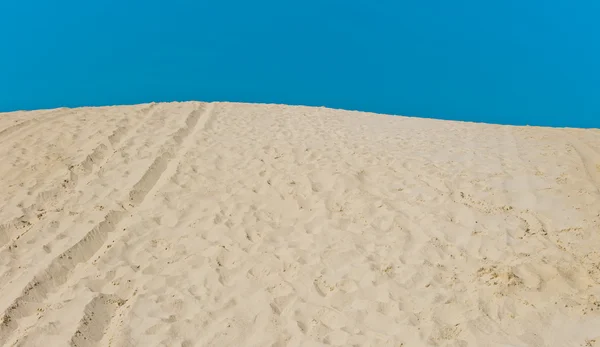 Duna de areia no fundo azul céu — Fotografia de Stock