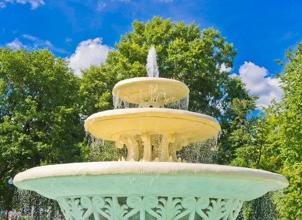 Antika fontän i gorky park, Moskva — Stockfoto