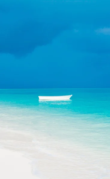 Bir beyaz tekne — Stok fotoğraf