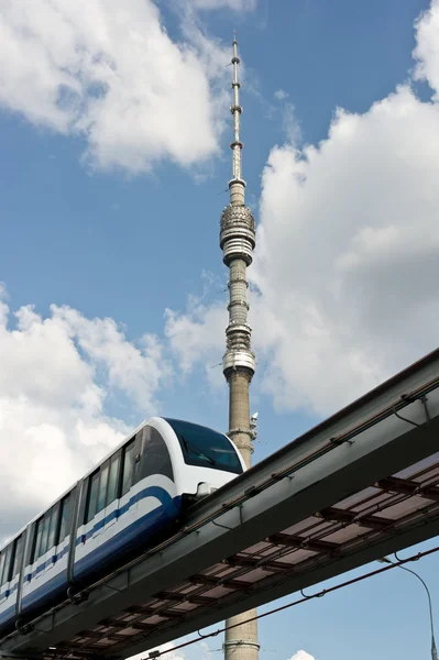 Πύργο και μονοτρόχιων σιδηροδρόμων αμαξοστοιχίας τηλεόραση — Φωτογραφία Αρχείου