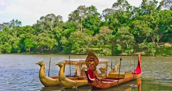Traditionele Cambodjaanse boten door de rivier bayon - angkor — Stockfoto