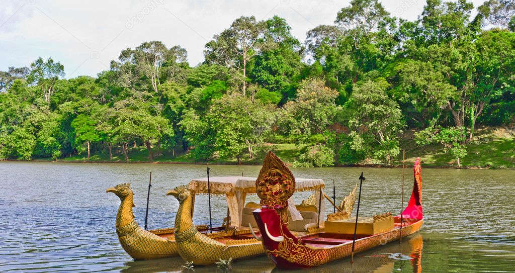 Traditional cambodian boats by the river Bayon - Angkor