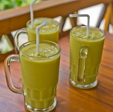 Üç taze mango milkshakes