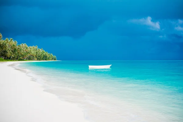 Issız bir ada beach — Stok fotoğraf