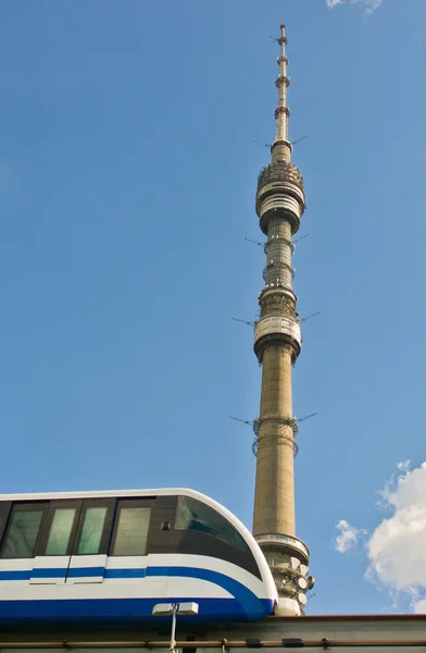 Tren monorraíl y torre de TV — Foto de Stock