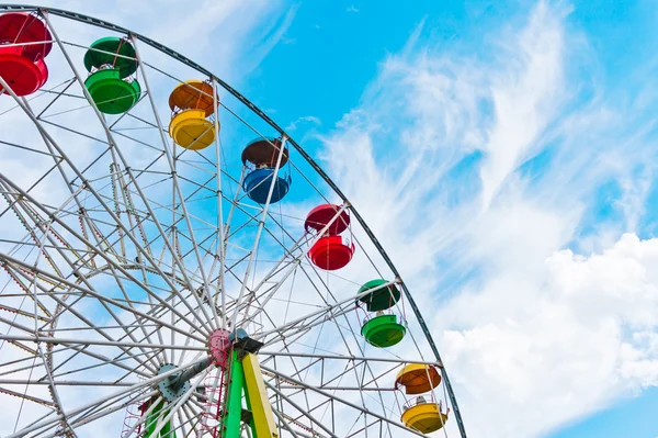 Colorful ferris wheel on blue sky background — Stock Photo, Image
