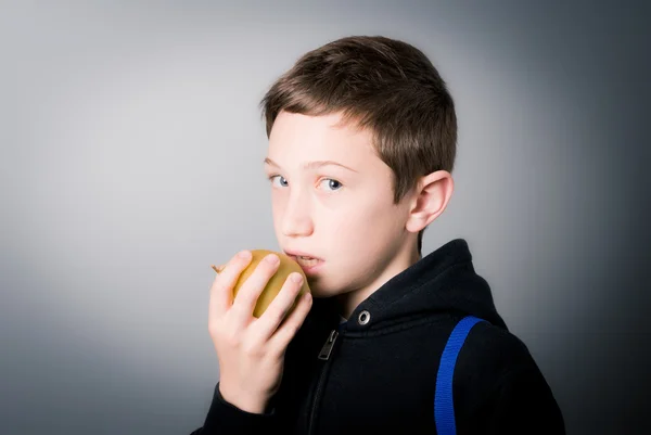 Anak makan apel — Stok Foto