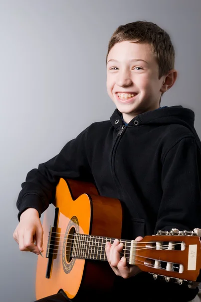 Niño que toca la guitarra —  Fotos de Stock