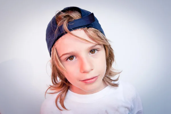 Barn med trevligt uttryck hatt och långt hår — Stockfoto