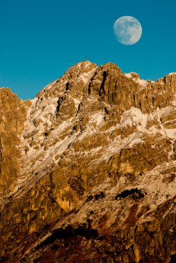 Mount resegone ve ay batımında - lombardy, İtalya