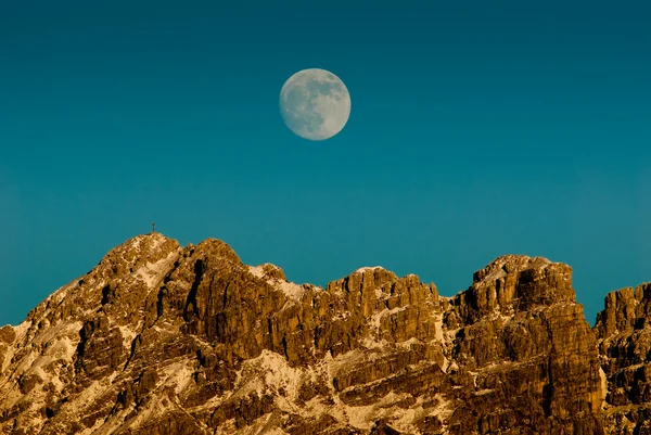 Monte Resegone e lua ao pôr-do-sol - Lombardia Itália — Fotografia de Stock