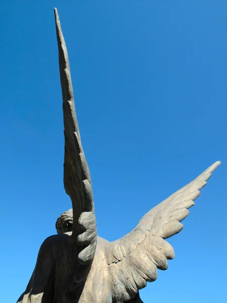 Křídla anděl na modré obloze — Stock fotografie