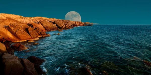 Paisaje costero y luna grande — Foto de Stock