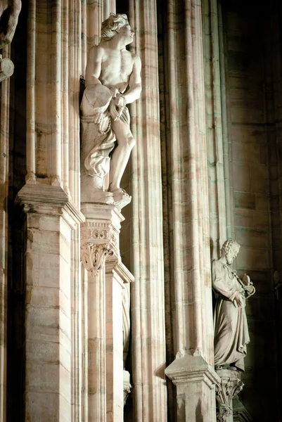 Duomo de Milán - plaza de la catedral —  Fotos de Stock
