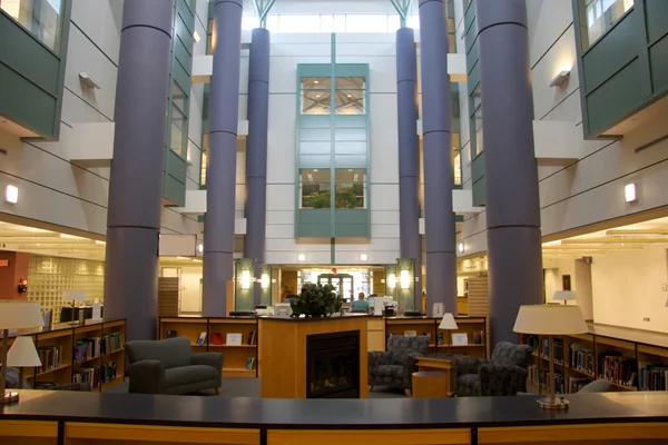 Biblioteca universitária — Fotografia de Stock