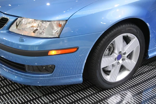 Scheinwerfer eines blauen Sportwagens — Stockfoto