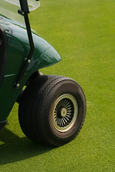 Golf arabasının ön tekerlek — Stok fotoğraf