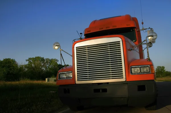 Оранжевый полугрузовик — стоковое фото