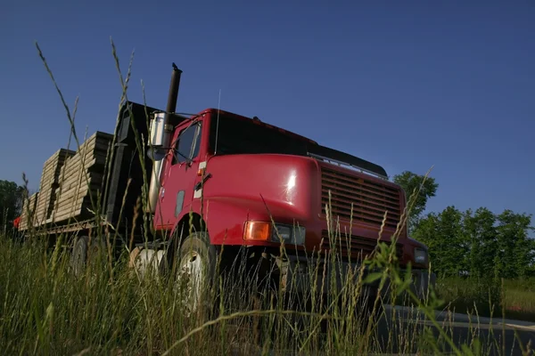 Тяжелый красный грузовик — стоковое фото