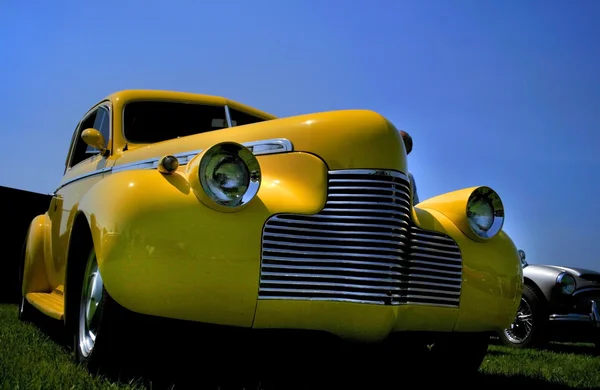 Sárga klasszikus autó — Stock Fotó