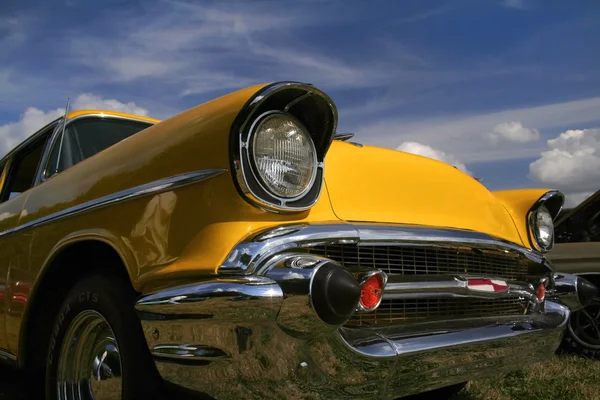 Жовтий класичний автомобіль — стокове фото