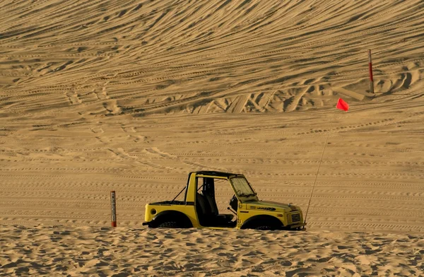 Jediný džíp parkuje v poušti — Stock fotografie