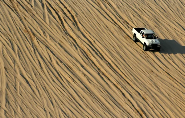 Caminhão único no deserto — Fotografia de Stock