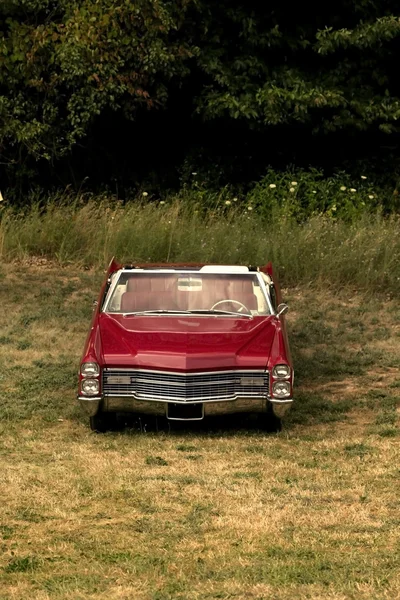 Ενιαίο κόκκινο κλασικό αυτοκίνητο — Φωτογραφία Αρχείου