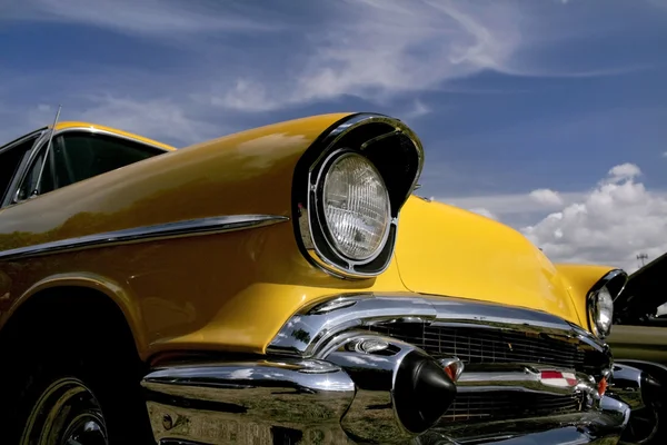 Sarı klasik otomobil — Stok fotoğraf