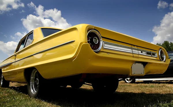 Żółty klasyczny samochód — Zdjęcie stockowe