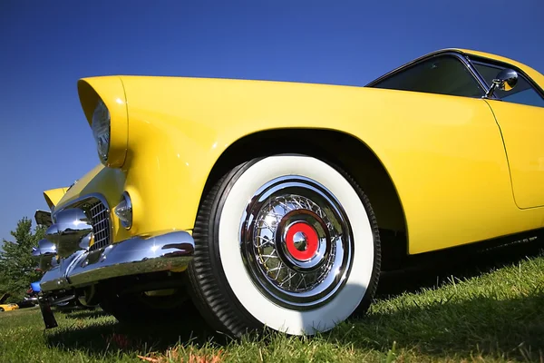 Sarı klasik otomobil — Stok fotoğraf