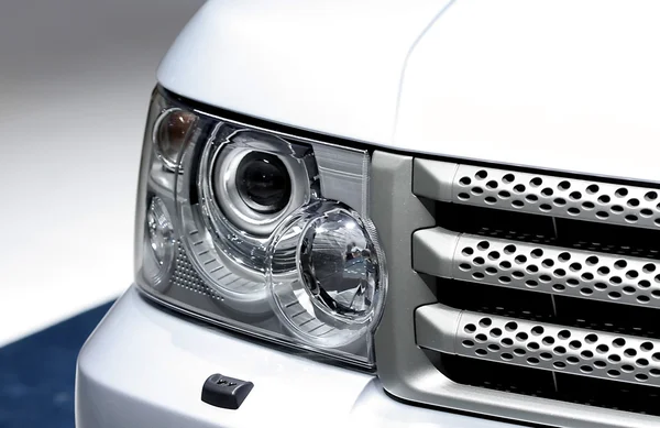 Головна лампа білого спортивного автомобіля — стокове фото