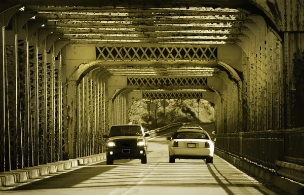 Dos coches cruzando un puente —  Fotos de Stock