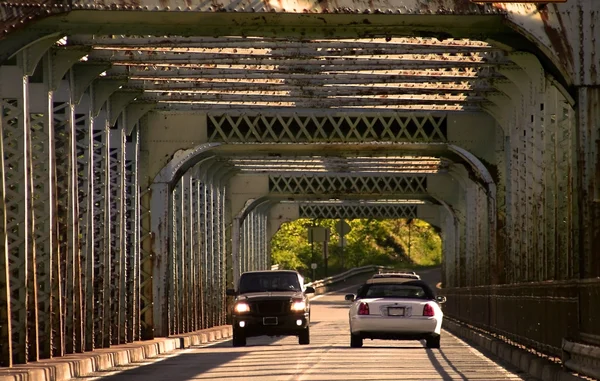 Two cars crossing a bridge — Stock Photo, Image
