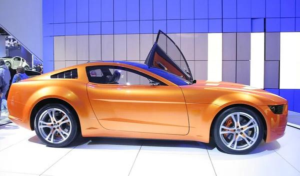 Pomarańczowy kolorowy sportowy samochód koncepcyjny wyświetlacz na Auto Show — Zdjęcie stockowe