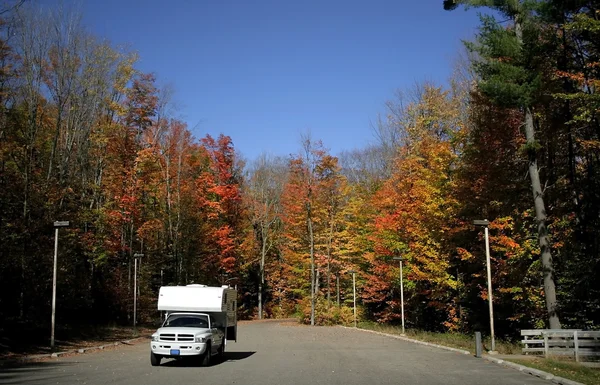 Viaje de otoño por carretera — Foto de Stock