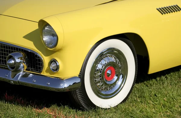 Sárga klasszikus autó — Stock Fotó