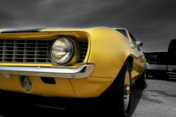 Žlutá svalové auto — Stock fotografie