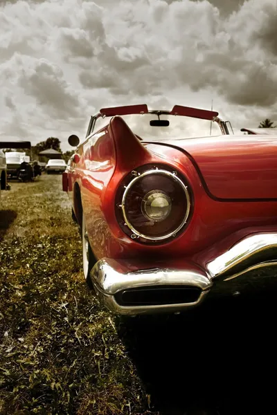 Czerwony samochód klasyczny — Zdjęcie stockowe