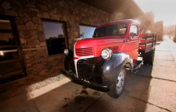 赤の古いピックアップ トラック — ストック写真