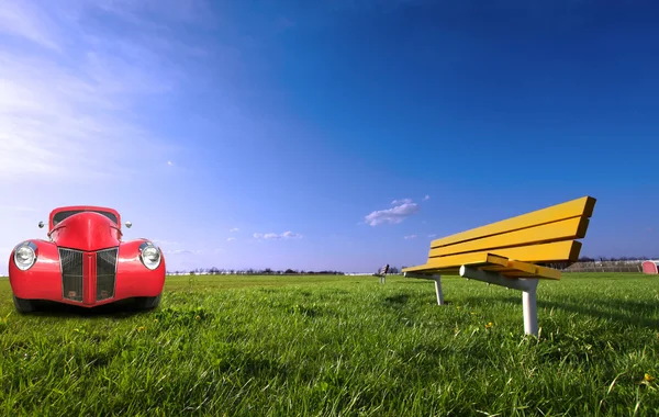 Красный винтажный автомобиль в парке — стоковое фото