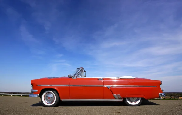 Красный классический автомобиль — стоковое фото