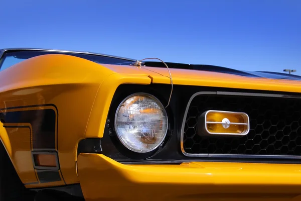 Κίτρινο κλασικό αυτοκίνητο — Φωτογραφία Αρχείου