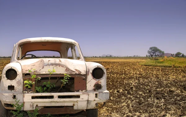 Vecchia auto nella terra vuota — Foto Stock