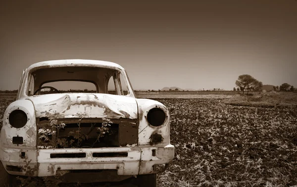 Oude auto in het lege land — Stockfoto
